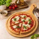 Tagliere Rotondo in Bambù per Pizza D.32x45 cm - Vassoio con Manico - immagine 2